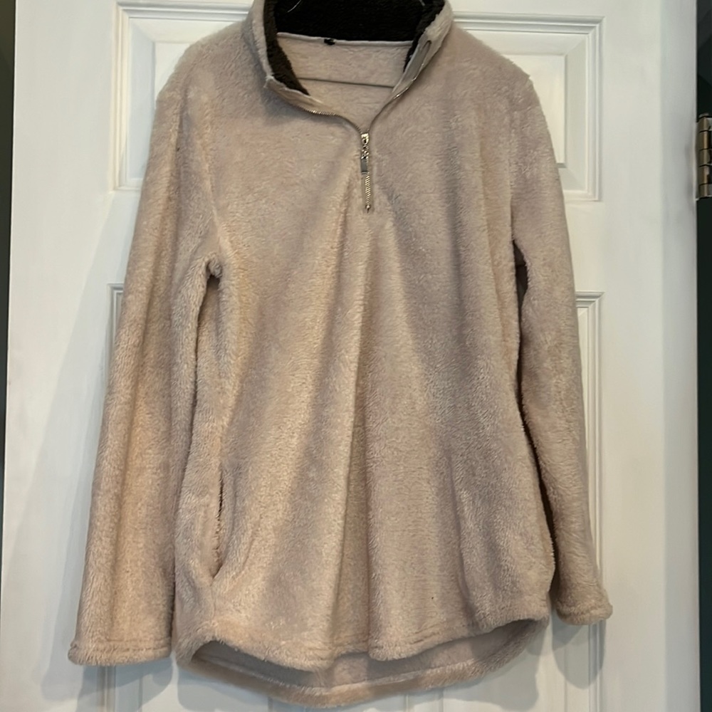 Fleece pull over with pockets. Tags removed, but size small.